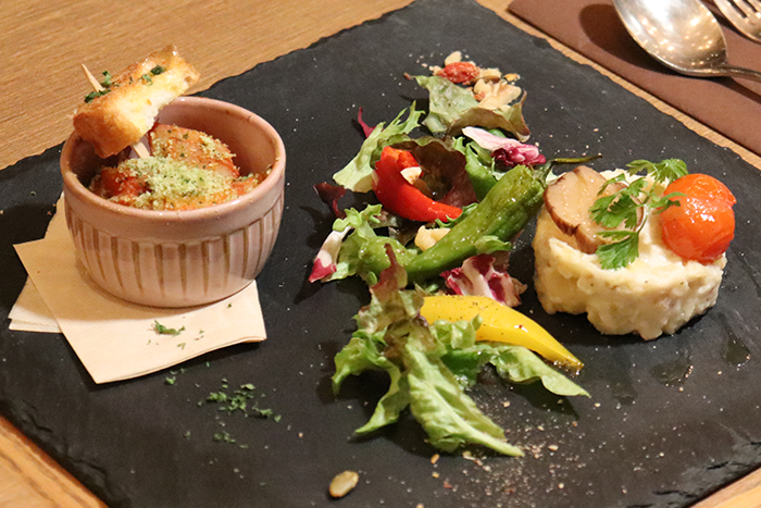 仙台麩と根菜のラタトゥイユ／いぶりがっこのポテトサラダ
