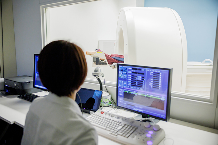内視鏡検査で撮影した画像は、AI診断装置を活用しながら、がん検診のスペシャリストが細かくチェック