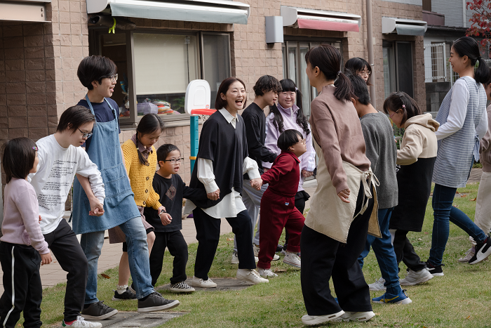 障害当事者の子どもたちと花いちもんめのシーンを撮影する常盤貴子さんら