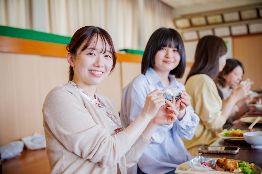 ひとめぼれの手植えを体験する参加者