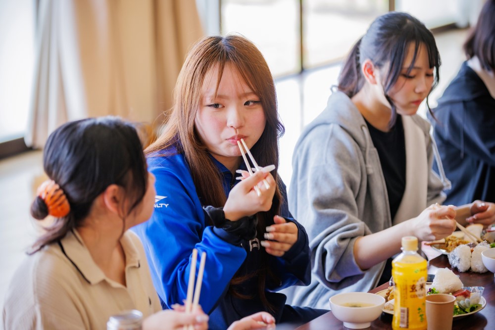 ひとめぼれの手植えを体験する参加者