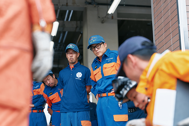 デモンストレーションを真剣に見つめる消防団員
